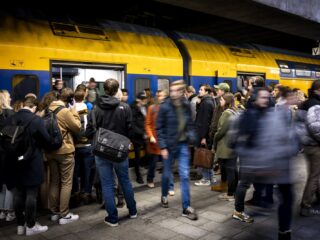 NS schrapt weer treinen: hoe kan het bedrijf het tij keren?