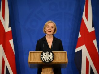 Wat weet je van Liz Truss, kamikaze-drones en Nederlandse volkszangers? Speel de nieuwsquiz