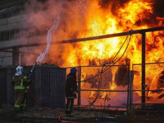 Podcast De Dag: Poetin zet Oekraïne in de kou (en 't donker)