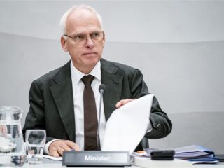 Stand.nl: 'Supermarkten en banken moeten boeren helpen met verduurzamen'