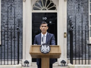 Waarom Rishi Sunak geen eigen spreekgestoelte kreeg