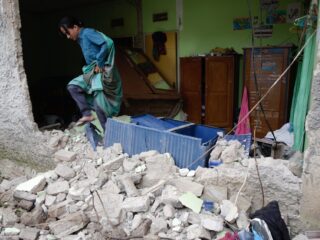 Zoektocht naar overlevenden aardbeving Java gaat door: 'Mensen worden op de stoep gehecht'