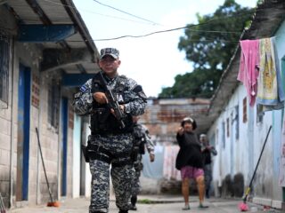 El Salvador strijdt tegen criminele bendes: 'Iedereen die er verdacht uitziet wordt opgepakt'