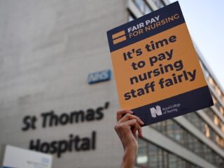 Verpleegkundigen in VK leggen massaal werk neer: 'Zorgstelsel barst uit zijn voegen'