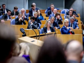 'Politici zijn zakkenvullers.' Historicus onderzoekt of dit sentiment klopt