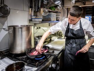 'Hoe chiquer het restaurant, hoe minder woorden op de menukaart'