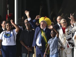 Lula da Silva in gespannen sfeer ingezworen als nieuwe president van Brazilië
