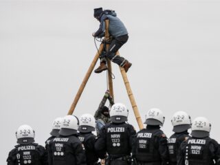 Activisten gooien molotovcocktails voor een groener Duitsland