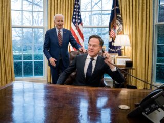 Achter de foto van telefonerende Rutte in Oval Office