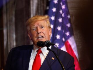 Wat weet je van rubberen Trump, autokleuren en een DNA-onderzoek? Speel de Nationale Nieuwsquiz