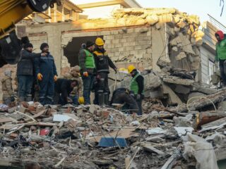 Begrafenisondernemer Mourad Baddaou reist af naar Turkije om te helpen bij Islamitische begrafenisrituelen