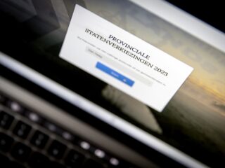 Baseer jij je stem op de Stemwijzer of Kieskompas? 'Niet doen, ze zitten vol spin'