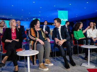 Slotdebat soms fel, terwijl boeren buiten protesteren