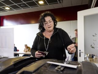 Twitter staat vol met foto’s van stemmende politici en dat is niet voor niks