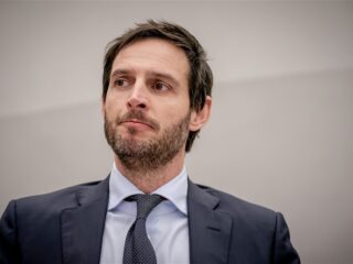 'Vertrek van Hoekstra is niet in het belang van de partij'