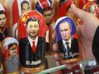 Xi Jinping in Rusland: 'China's vredesplan rijmt niet met wapenleveringen'