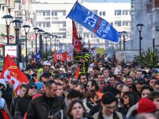 Podcast De Dag: de middelvinger van Macron