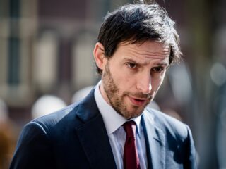 Hoekstra in Bureau Buitenland: 'Gesprek over democratie steeds lastiger'