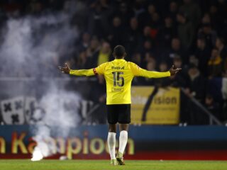 Wedstrijd voor het eerst stilgelegd na strengere regels KNVB: 'Laat dit een waarschuwing zijn'