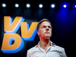 Stand.nl: 'Rutte houdt zijn eigen VVD aan het lijntje in het asieldebat'