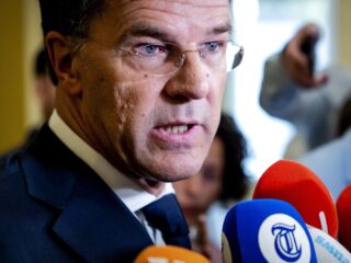 Rutte stopt als partijleider VVD en kondigt vertrek aan uit politiek