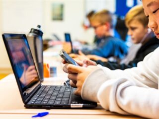 Stand.nl: 'Het kabinet moet schoollaptops gratis maken'