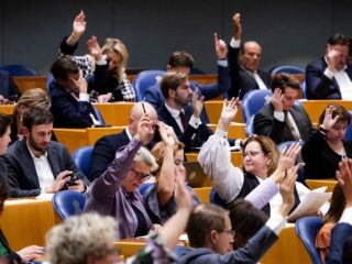 Stand.nl: 'Haagse politici moeten stoppen olie op het vuur te gooien'