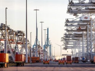 Stand.nl: 'Het kabinet moet de Rotterdamse haven redden'