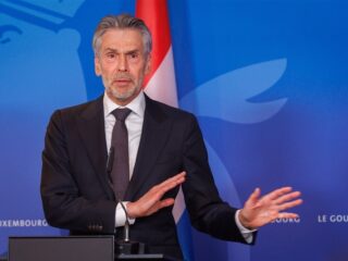 Stand.nl: 'Nederland slaat een schertsfiguur met het wegstemmen van het Europees defensieplan'