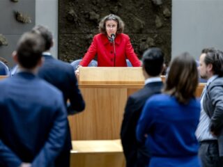 Stand.nl: 'Marjolein Faber is onhoudbaar als minister'