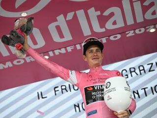 Vingegaard pakt eindzege in Giro d'Italia: 'Hij steekt er echt bovenuit'