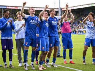 AZ blijft aan kop in de Eredivisie, PSV wint eenvoudig van FC Groningen