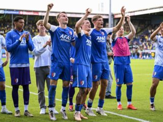 AZ blijft aan kop in de Eredivisie, PSV wint eenvoudig van FC Groningen