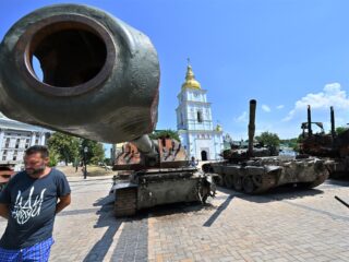 Een parade van verwoest Russisch wapentuig voor Oekraïense Onafhankelijkheidsdag