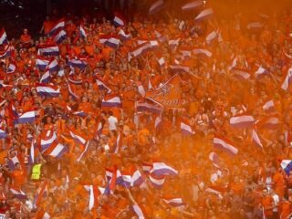 Oranjefans op kosten van Qatar naar WK voetbal: 'voor niets gaat de zon op'