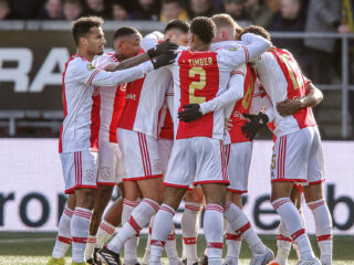 Ajax wint met ruime cijfers van Cambuur