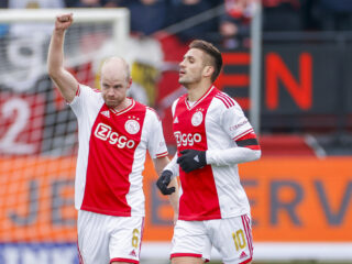 Ajax wint na lange tijd weer, al ging het niet gemakkelijk