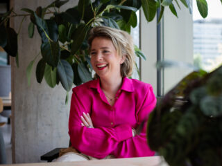 Deze vrouw geeft 30 mensen duizend euro per maand, zonder tegenprestatie