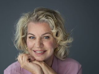 Nieuwste boek Annejet van der Zijl toont zwarte bladzijde mensheid, maar ook hoop