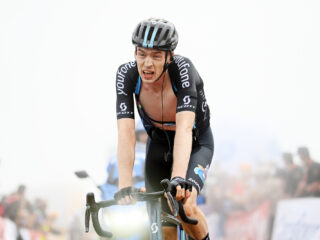 Thymen Arensman wint zware bergetappe in Ronde van Spanje