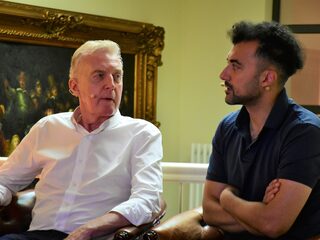 Eus bezoekt André van Duin voor de honderdste aflevering 'Onze Man in Deventer'