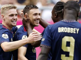 Ajax wint verhit duel in Utrecht
