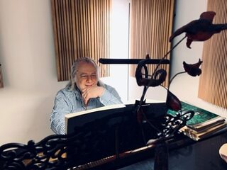 Hij componeerde de traan van koningin Máxima en verzorgt nu de 18e verjaardag van prinses Amalia