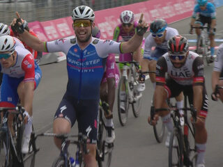 Cavendish winnaar massasprint, Van der Poel brengt roze trui naar Italië