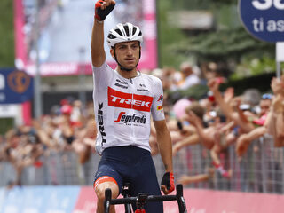 Ciccone wint Alpenetappe in Giro vanuit grote kopgroep met acht Nederlanders