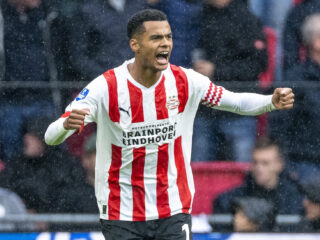 PSV wint doelpuntenfestijn tegen Feyenoord