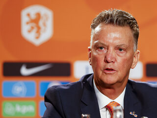 Van Gaal maakt indruk op eerste persconferentie: 'Hij was er weer: fris, kwetsbaar en scherp'