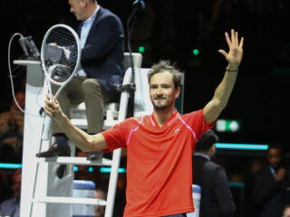 Medvedev is op tijd bij de les en wint vijftigste editie van ABN Amro Open