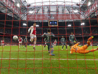 Ajax houdt mede dankzij mijlpaal Tadic koploper Feyenoord in het vizier