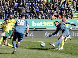 Feyenoord voert de druk op bij concurrentie na zorgeloze middag in Sittard